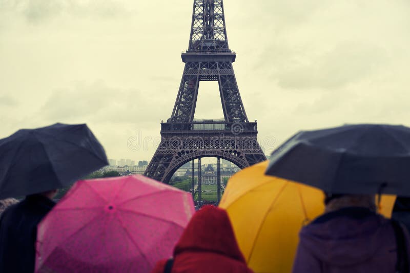 Torre Eiffel variopinta Parigi di giorno piovoso degli ombrelli fotografia stock libera da diritti