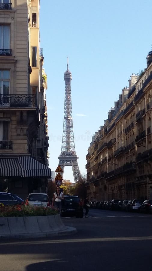 Torre Eiffel veduta da una delle vie del ` di Parigi Città affascinante fotografia stock libera da diritti Torre Eiffel veduta da una delle vie del ` di Parigi Città affascinante fotografia stock libera da diritti