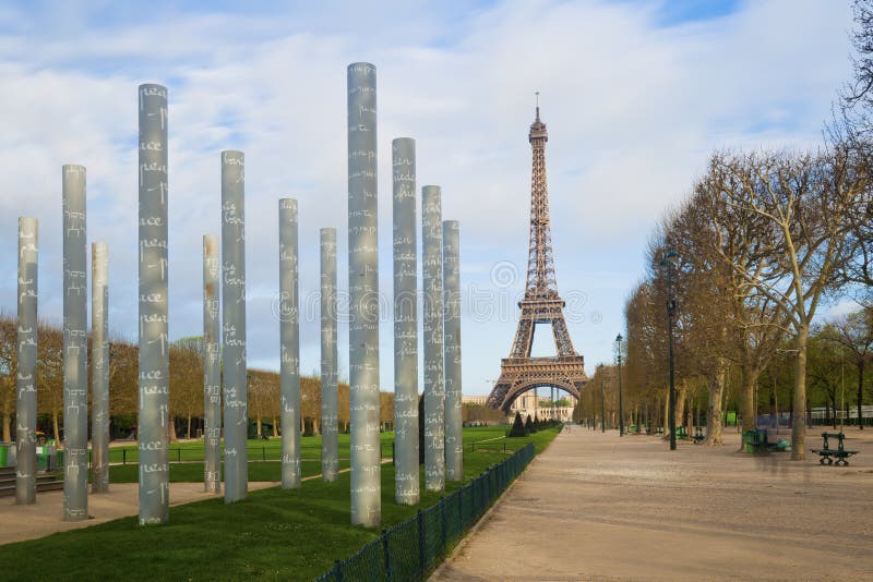 Torre Eiffel y columnas de la pared de la paz en París imágenes de archivo libres de regalías Torre Eiffel y columnas de la pared de la paz en París imágenes de archivo libres de regalías