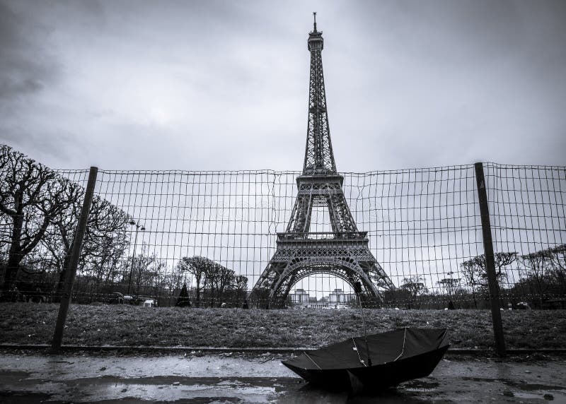 Torre Eiffel y paraguas en un día lluvioso foto de archivo Torre Eiffel y paraguas en un día lluvioso foto de archivo