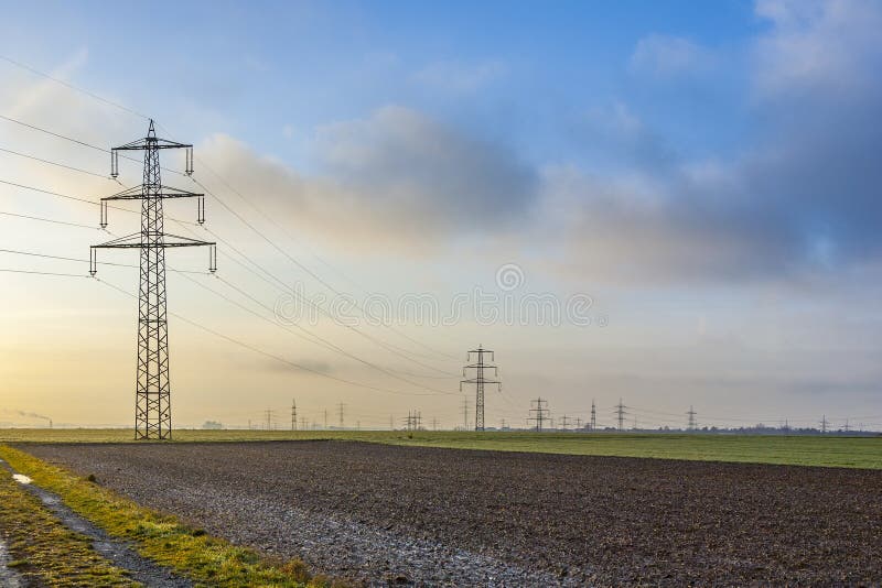 Torre eléctrica en paisaje con las nubes imagen de archivo libre de regalías Torre eléctrica en paisaje con las nubes imagen de archivo libre de regalías