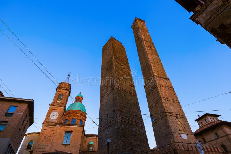 Torre famosa de Asinelli en Bolonia Italia imagenes de archivo Torre famosa de Asinelli en Bolonia Italia imagenes de archivo