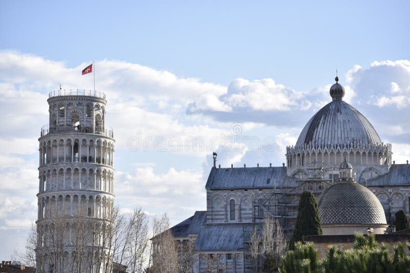 Torre inclinada e catedral de Pisa vistas de longe foto de stock royalty free Torre inclinada e catedral de Pisa vistas de longe foto de stock royalty free