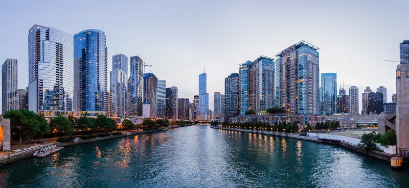 Torre internacional do trunfo e outras construções em Chicago foto de stock Torre internacional do trunfo e outras construções em Chicago foto de stock