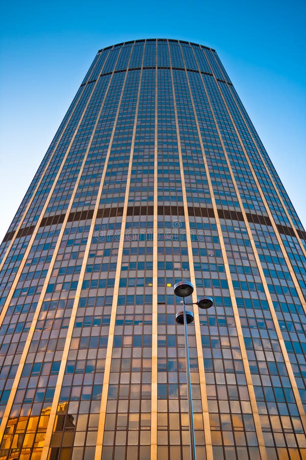 Torre Montparnasse nel centro di Parigi fotografie stock libere da diritti Torre Montparnasse nel centro di Parigi fotografie stock libere da diritti