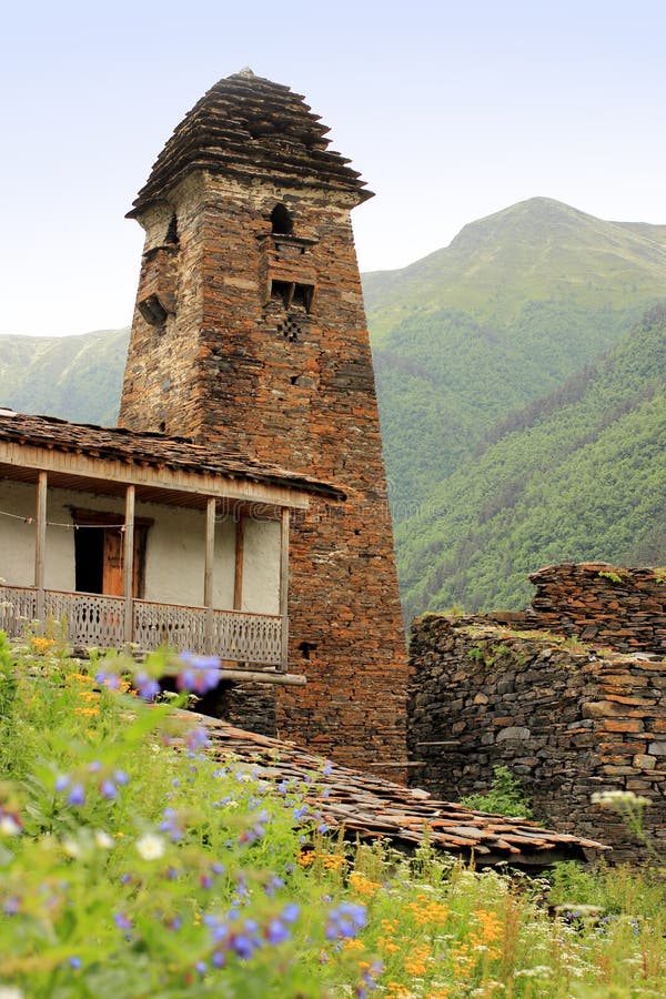 A torre na vila de Dartlo Região de Tusheti (Geórgia) fotografia de stock A torre na vila de Dartlo Região de Tusheti (Geórgia) fotografia de stock