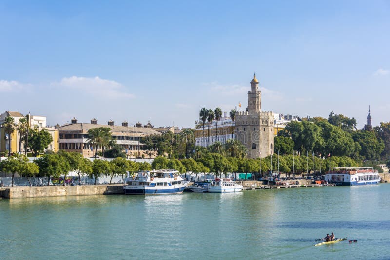Torre o Torre de oro del Oro, a lo largo del río de Guadalquivir, Sevilla, España fotografía de archivo libre de regalías Torre o Torre de oro del Oro, a lo largo del río de Guadalquivir, Sevilla, España fotografía de archivo libre de regalías