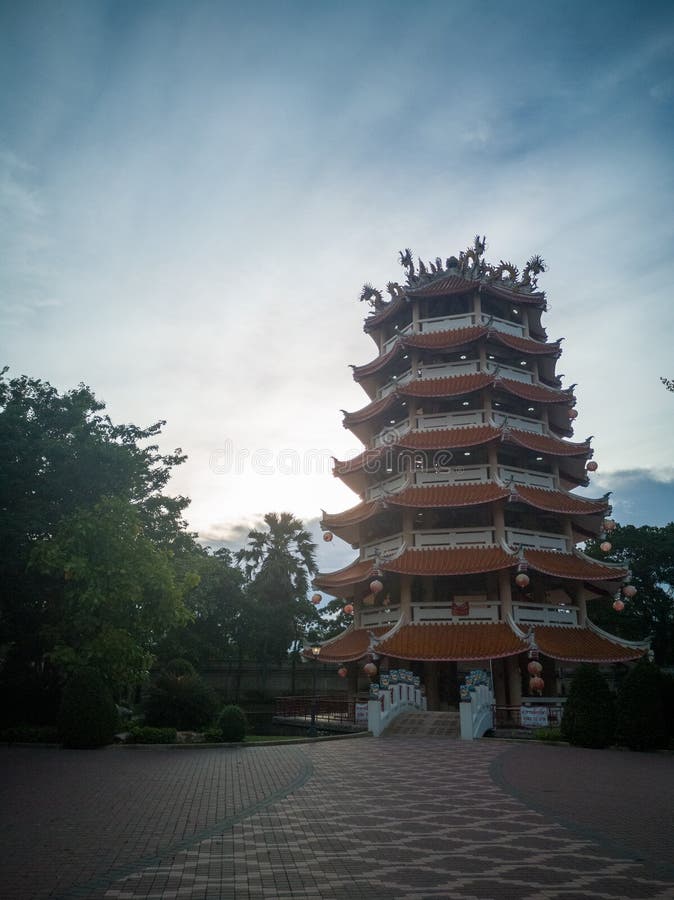 Torre octagonal china en el jardín en medio del verdor enorme imagenes de archivo Torre octagonal china en el jardín en medio del verdor enorme imagenes de archivo