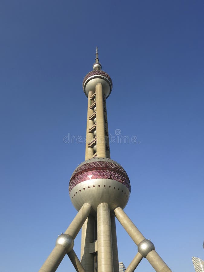Torre oriental da pérola de Shanghai na frente do céu azul