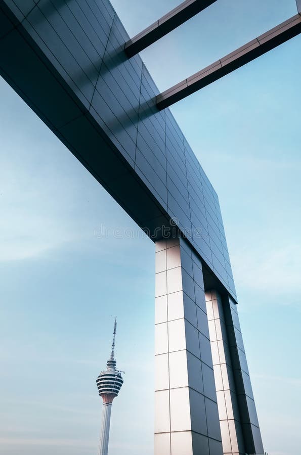 Torre principal de la ciudad TV de Kuala Lumpur kilolitro con la opinión geométrica de la arquitectura moderna fotos de archivo Torre principal de la ciudad TV de Kuala Lumpur kilolitro con la opinión geométrica de la arquitectura moderna fotos de archivo