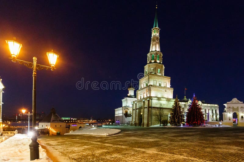 Torre Syuyumbike no território do Kremlin de Kazan na véspera do ` s do ano novo foto de stock Torre Syuyumbike no território do Kremlin de Kazan na véspera do ` s do ano novo foto de stock