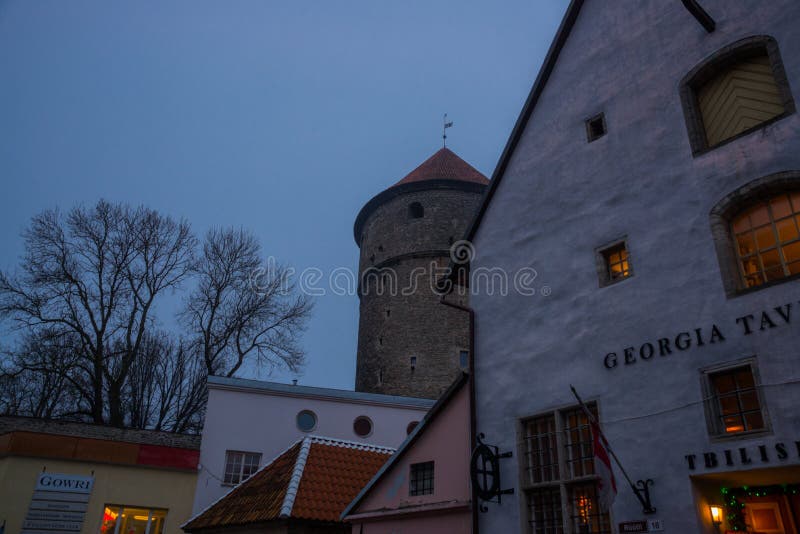 Torre vieja de la fortaleza por la tarde Calles y capital estonia de la vieja arquitectura de la ciudad, Tallinn imagen de archivo Torre vieja de la fortaleza por la tarde Calles y capital estonia de la vieja arquitectura de la ciudad, Tallinn imagen de archivo