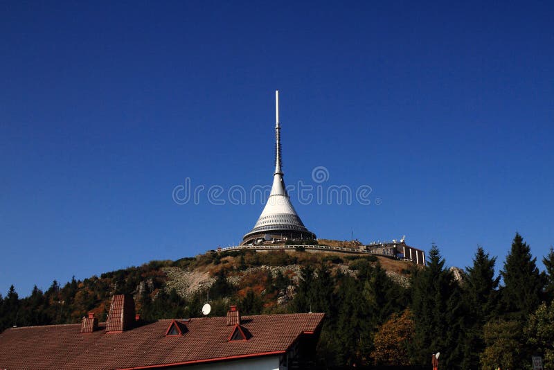 torre y cielo azul bromeados foto de archivo torre y cielo azul bromeados foto de archivo