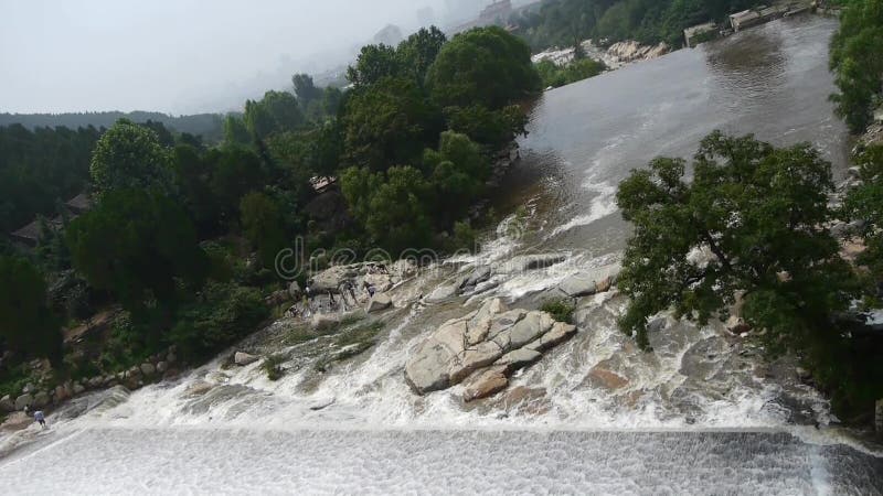 Torrential waterval & neveldekkingssteen, tai-Shan Berg