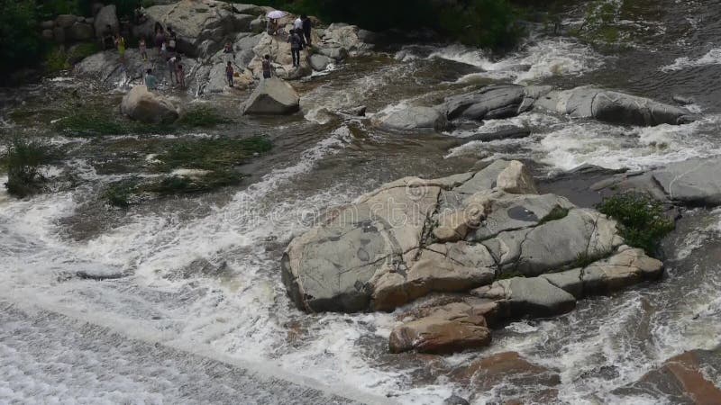 Torrential waterval & neveldekkingssteen, tai-Shan Berg