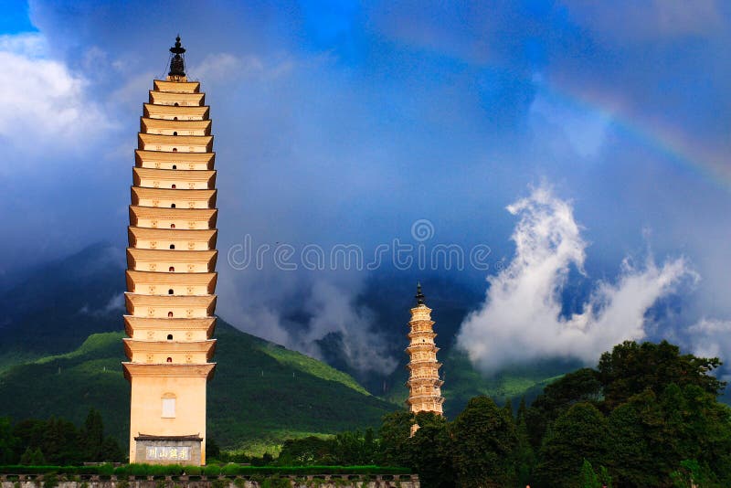 torres, arco iris y nube de Chong-san foto de archivo torres, arco iris y nube de Chong-san foto de archivo