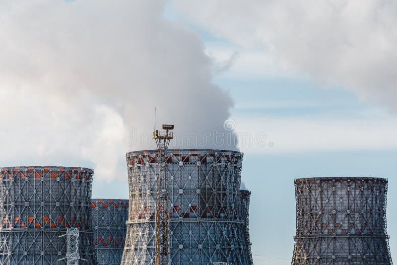 Torres das tubulações da fábrica ou refrigerar do central nuclear com vapor ambiental imagem de stock Torres das tubulações da fábrica ou refrigerar do central nuclear com vapor ambiental imagem de stock