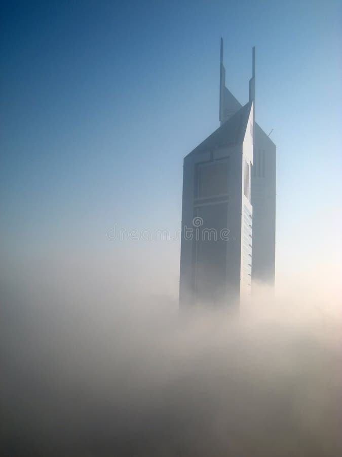 Torres de los emiratos en niebla