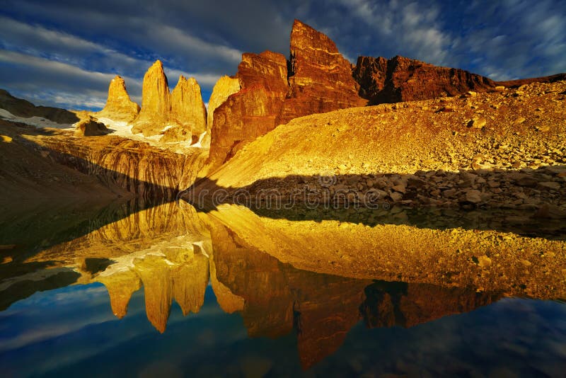 Torres del Paine en la salida del sol foto de archivo libre de regalías Torres del Paine en la salida del sol foto de archivo libre de regalías