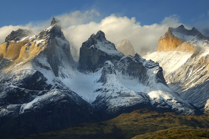 Torres del Paine Národní Park je národní park zahrnující hory, ledovce, jezera a řeky-bohaté oblasti v jižní Chilské Patagonie.