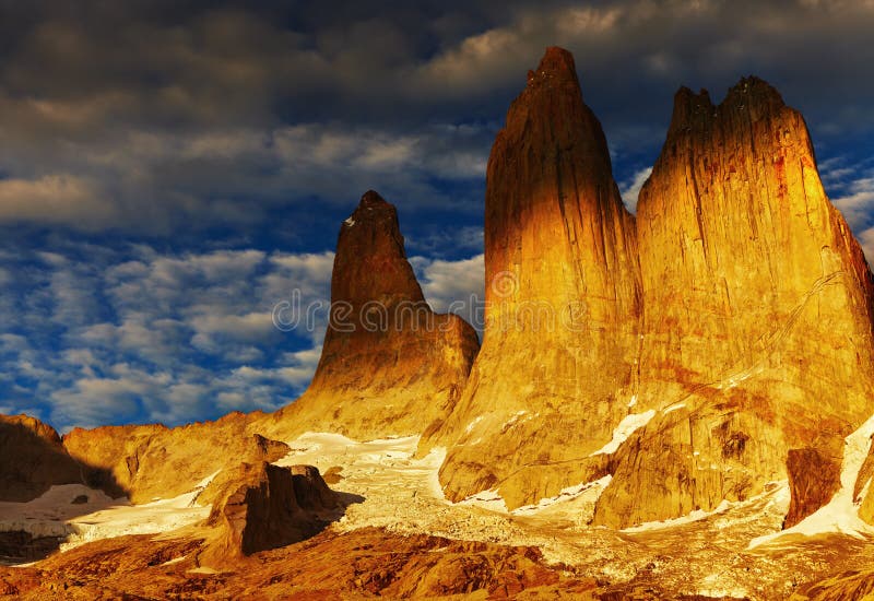 Torres del paine på soluppgången arkivbild Torres del paine på soluppgången arkivbild