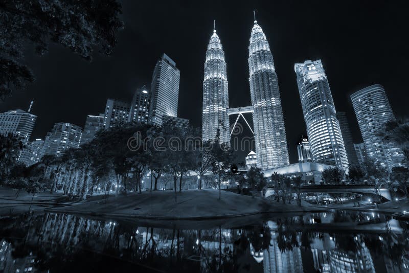 Torres gêmeas de Petronas e Suria KLCC foto de stock royalty free Torres gêmeas de Petronas e Suria KLCC foto de stock royalty free