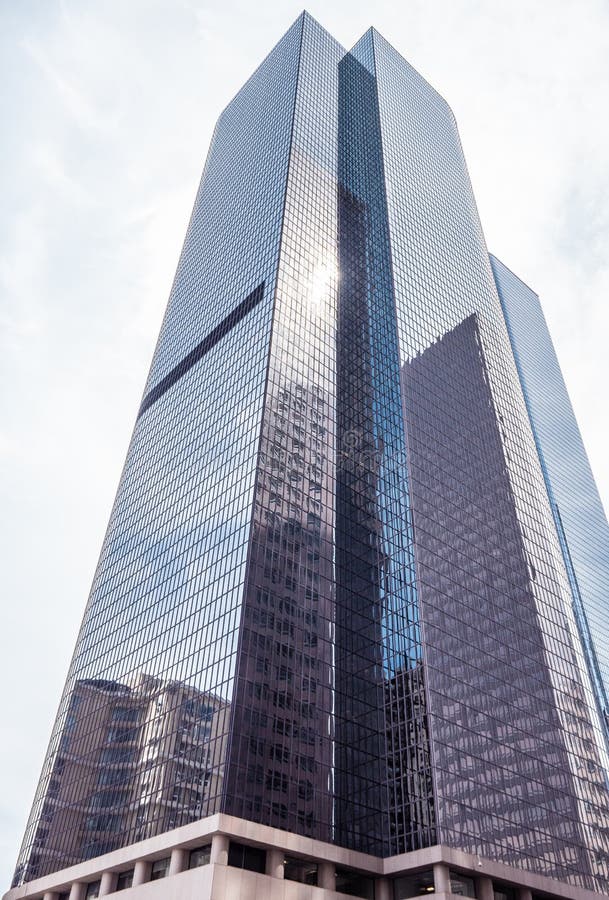 Torres modernas de la oficina en el centro de la ciudad de Los Angeles - CALIFORNIA, los E.E.U.U. - 18 DE MARZO DE 2019 imágenes de archivo libres de regalías Torres modernas de la oficina en el centro de la ciudad de Los Angeles - CALIFORNIA, los E.E.U.U. - 18 DE MARZO DE 2019 imágenes de archivo libres de regalías