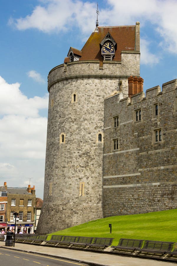 Torretta di coprifuoco al castello di Windsor un giorno pieno di sole immagine stock Torretta di coprifuoco al castello di Windsor un giorno pieno di sole immagine stock