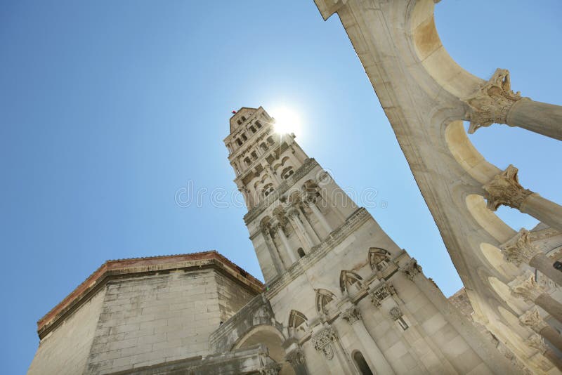 Torretta di segnalatore acustico alta della cattedrale a Dubrovnik, EUR immagine stock Torretta di segnalatore acustico alta della cattedrale a Dubrovnik, EUR immagine stock