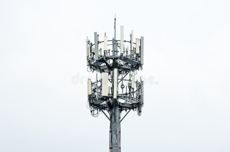 Torretta di telecomunicazione Torre del segnale del telefono cellulare immagini stock libere da diritti Torretta di telecomunicazione Torre del segnale del telefono cellulare immagini stock libere da diritti