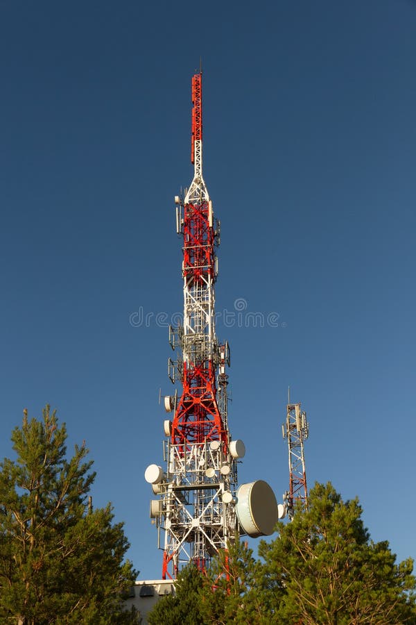 Torretta di telecomunicazioni fotografia stock libera da diritti Torretta di telecomunicazioni fotografia stock libera da diritti