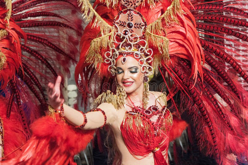 TORREVIEJA, SPANJE, 11,2018 FEBRUARI: De Groep en het kostuum van Carnaval stock fotografie TORREVIEJA, SPANJE, 11,2018 FEBRUARI: De Groep en het kostuum van Carnaval stock fotografie