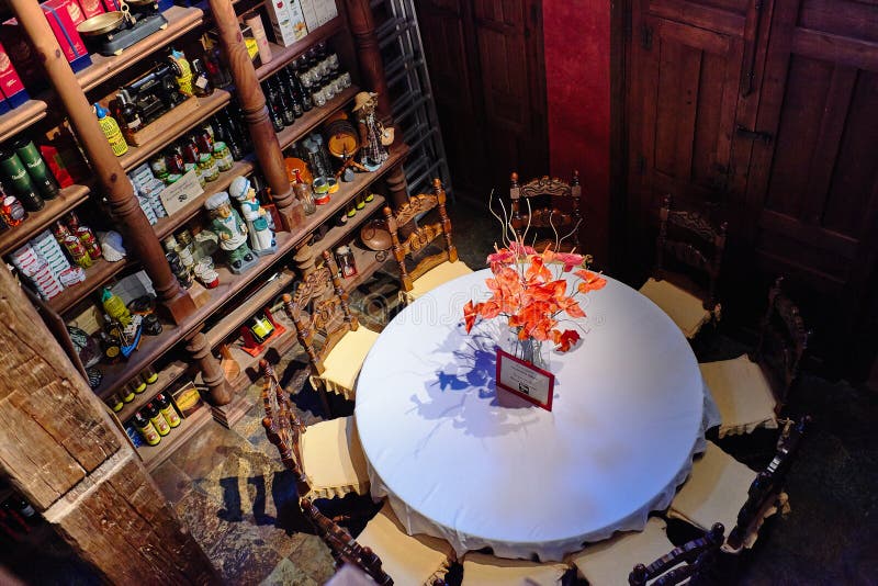 Torrevieja, Spanje - Juli 28, 2015: Het hoogtepunt van de wijnkelder van wijnflessen Restaurant in Torrevieja, Spanje royalty-vrije stock fotografie Torrevieja, Spanje - Juli 28, 2015: Het hoogtepunt van de wijnkelder van wijnflessen Restaurant in Torrevieja, Spanje royalty-vrije stock fotografie