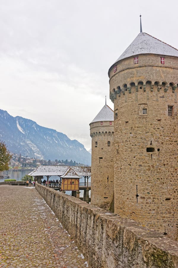 Torri del castello di Chillon sul lago Lemano in Svizzera fotografia stock libera da diritti Torri del castello di Chillon sul lago Lemano in Svizzera fotografia stock libera da diritti