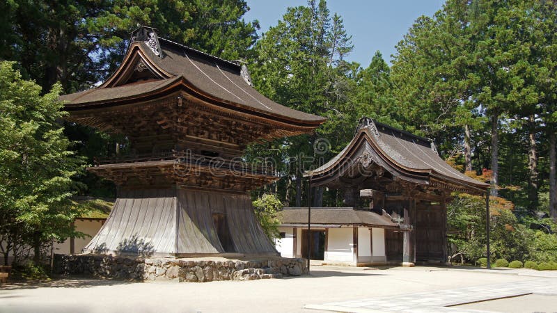 Torri del tempio di Kongobuji in Koyasan, Giappone fotografia stock libera da diritti Torri del tempio di Kongobuji in Koyasan, Giappone fotografia stock libera da diritti