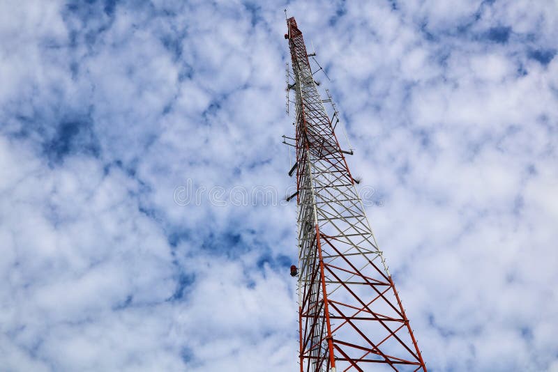 Torri di telecomunicazione, grande acciaio di palazzo multipiano, fondo del cielo e nuvole fotografia stock Torri di telecomunicazione, grande acciaio di palazzo multipiano, fondo del cielo e nuvole fotografia stock