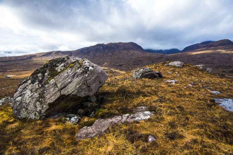 Torridonian sanstonekeien in korstmossen en mossen worden behandeld - Loch Lurgainn in de Hooglanden van Schotland dat royalty-vrije stock afbeeldingen Torridonian sanstonekeien in korstmossen en mossen worden behandeld - Loch Lurgainn in de Hooglanden van Schotland dat royalty-vrije stock afbeeldingen