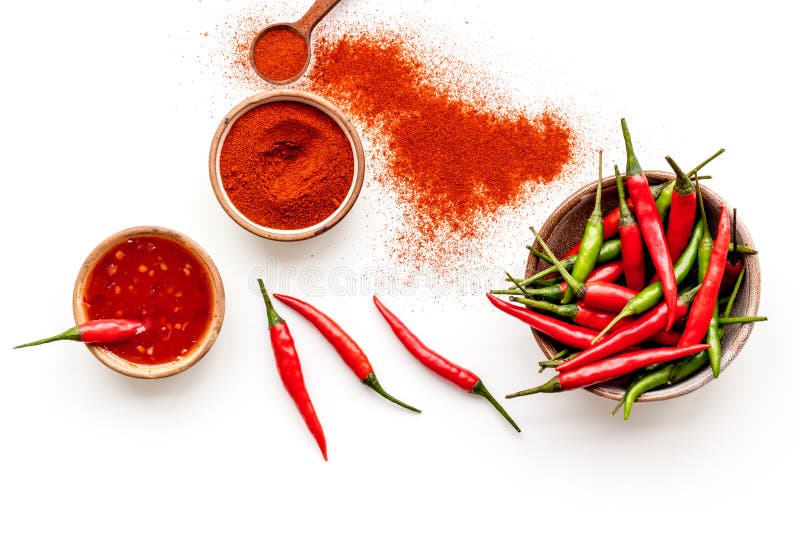 Torrt pulver och ny r?d och gr?n chilipeppar som matingrediensen p? b?sta sikt f?r vit tabellbakgrund royaltyfria bilder Torrt pulver och ny r?d och gr?n chilipeppar som matingrediensen p? b?sta sikt f?r vit tabellbakgrund royaltyfria bilder