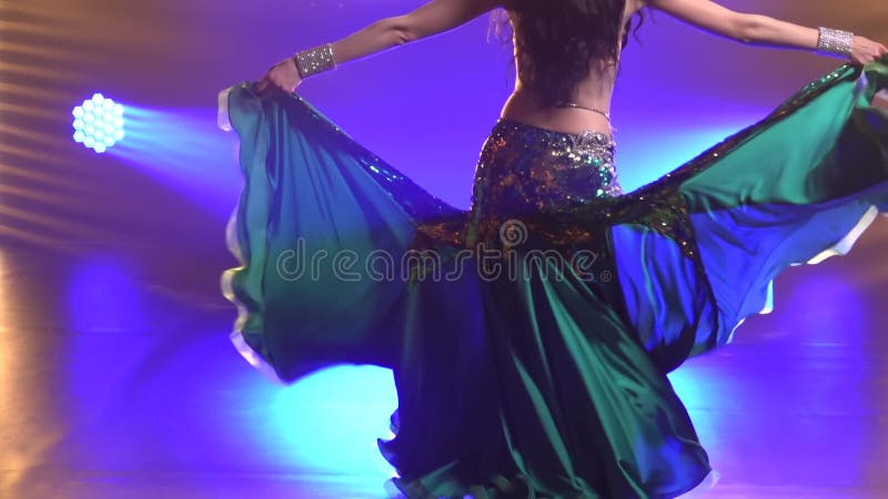 Torse gracieux d'une jeune femme danseuse du ventre en costume oriental brillant. La fille tourbillonne dans une danse et bouge te clips vidéos
