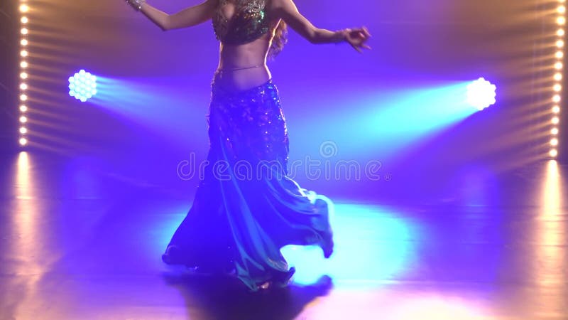 Torse gracieux d'une jeune femme danseuse du ventre en costume oriental brillant. La fille tourbillonne dans une danse et bouge te banque de vidéos