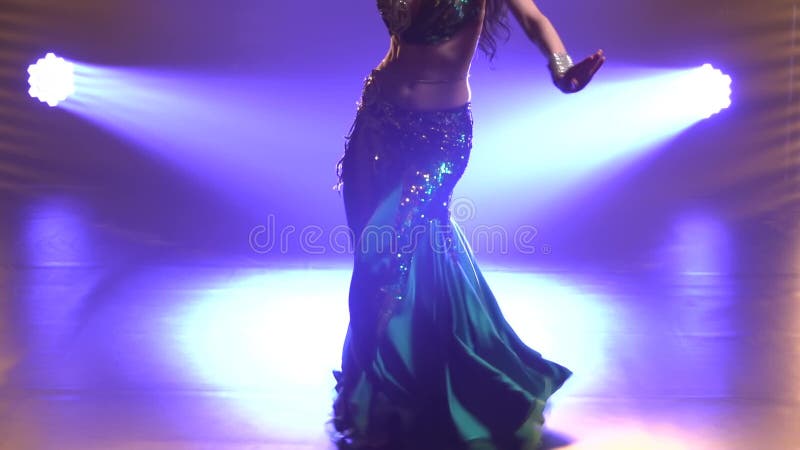 Torse gracieux d'une jeune femme danseuse du ventre en costume oriental brillant. La fille tourbillonne dans une danse et bouge te banque de vidéos