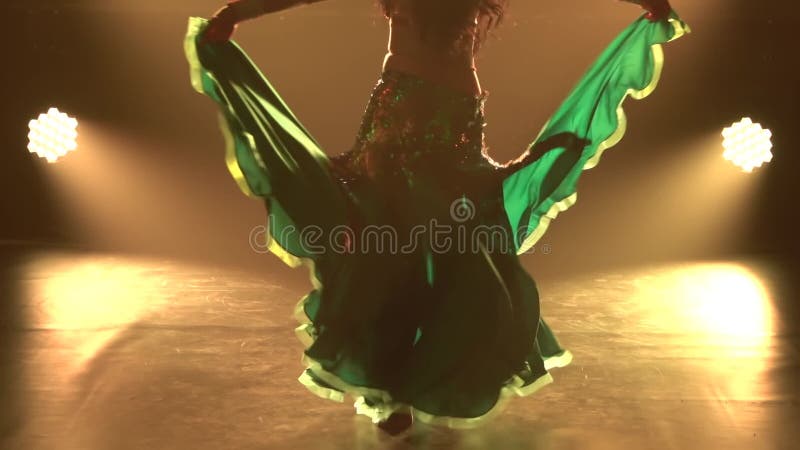 Torse gracieux d'une jeune femme danseuse du ventre en costume oriental brillant. La fille tourbillonne dans une danse et bouge te clips vidéos