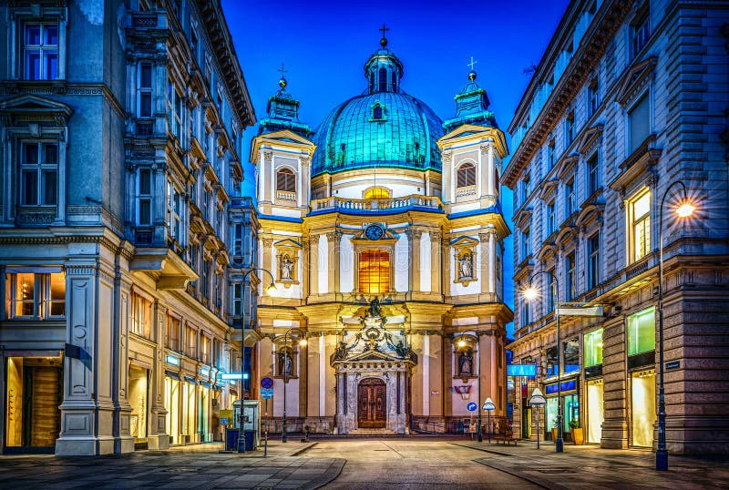 Torskkyrka på petersplatz. vienna austria. kvällsvy royaltyfri foto