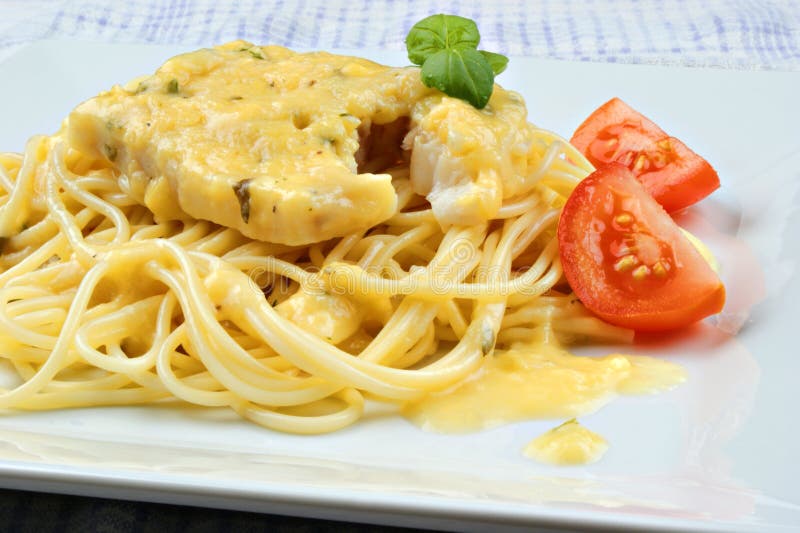 Torskfilé med nudlar på en tallrik royaltyfri foto