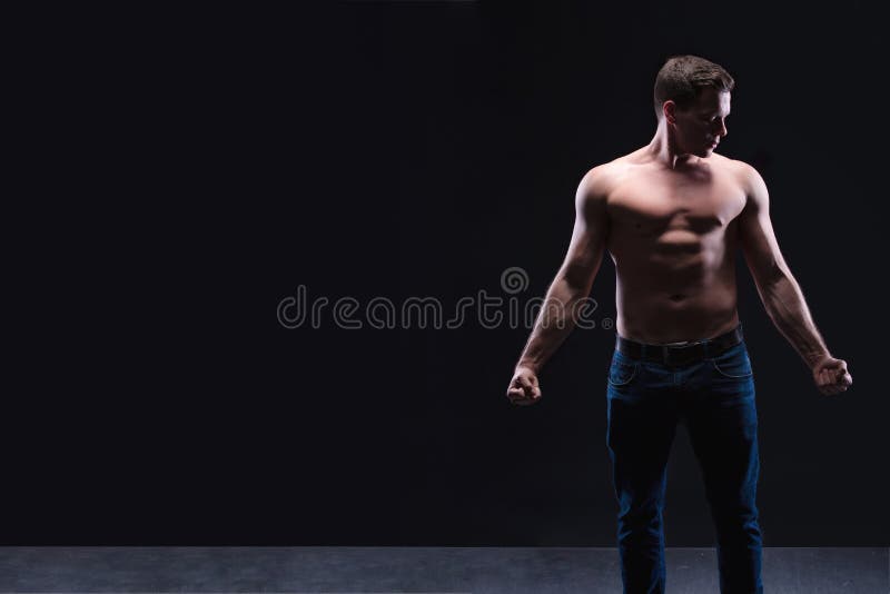 Torso desnudo de la demostración modelo masculina hermosa de la aptitud, cuerpo muscular Manos, pecho y músculos y bíceps fuertes fotos de archivo Torso desnudo de la demostración modelo masculina hermosa de la aptitud, cuerpo muscular Manos, pecho y músculos y bíceps fuertes fotos de archivo