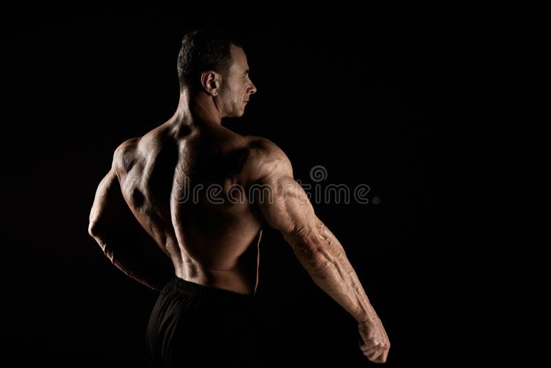 Torso do construtor de corpo masculino atrativo no fundo preto imagem de stock royalty free Torso do construtor de corpo masculino atrativo no fundo preto imagem de stock royalty free
