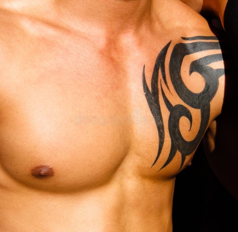 Torso maschio con il tatuaggio fotografia stock libera da diritti Torso maschio con il tatuaggio fotografia stock libera da diritti