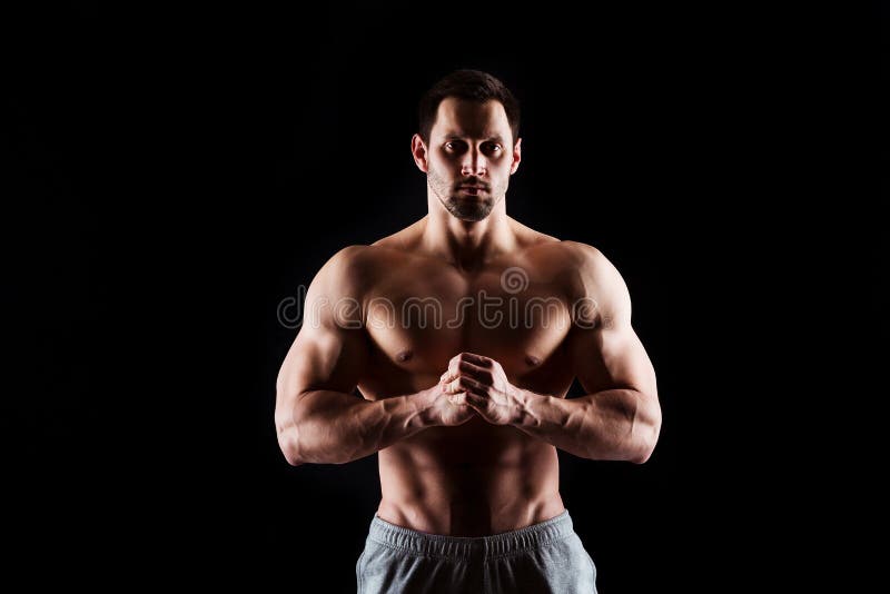 Torso muscular e 'sexy' do homem novo que tem o pão masculino perfeito do Abs, do bíceps e da caixa com corpo atlético Conceito d imagem de stock royalty free Torso muscular e 'sexy' do homem novo que tem o pão masculino perfeito do Abs, do bíceps e da caixa com corpo atlético Conceito d imagem de stock royalty free