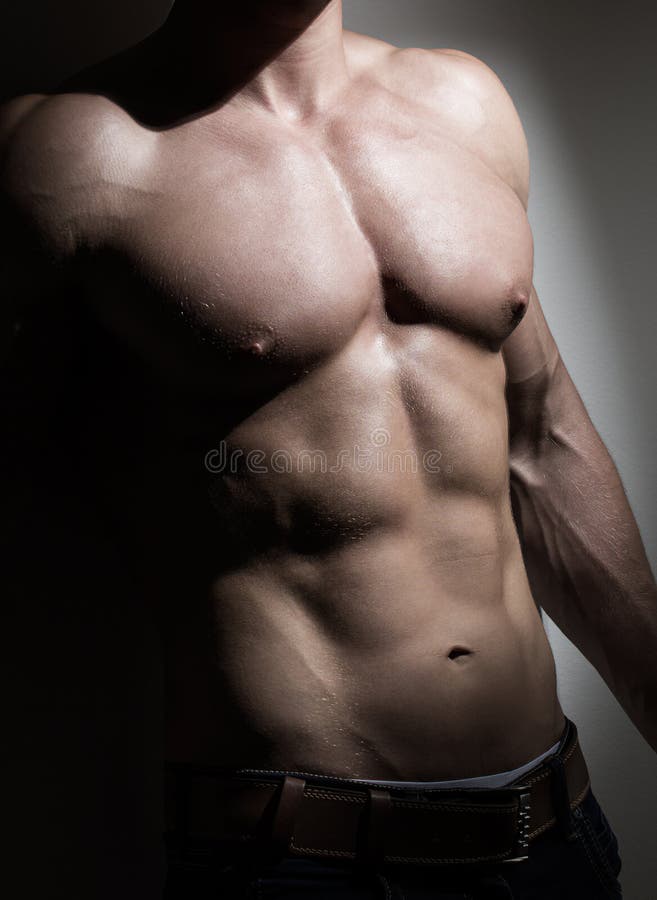 Torso muscular joven del hombre foto de archivo libre de regalías Torso muscular joven del hombre foto de archivo libre de regalías