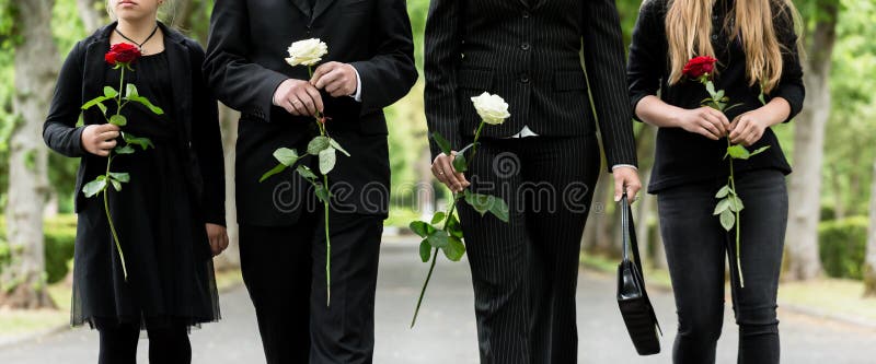 Torso van familie bij begraafplaats het rouwen stock afbeelding Torso van familie bij begraafplaats het rouwen stock afbeelding